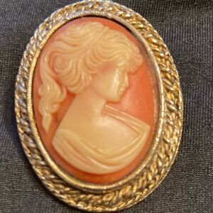 Vintage Cameo Brooch/Pendant by Peri.